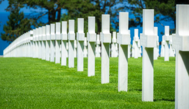 могилы на d-day нормандии американского кладбища - colleville стоковые фото и изображения