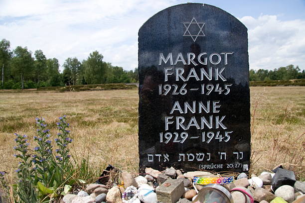 gravestone anne and margot frank - anne frank stockfoto's en -beelden