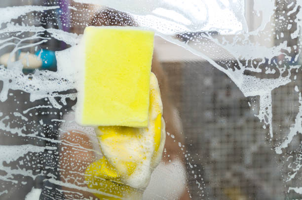 świetna koncepcja sprzątania domowego, młoda blond kobieta sprzątająca szkło z łazienki. - thiago santos zdjęcia i obrazy z banku zdjęć