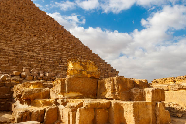 stora pyramiden i giza (även känd som pyramiden av khufu eller pyramiden av cheops) är den äldsta och största av de tre pyramiderna i giza pyramid komplexet - building a pyramid bildbanksfoton och bilder
