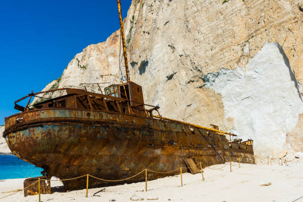 griekenland, zakynthos, stranded magische schipbreuk in de beroemde baai navagio beach - navagio beach stockfoto's en -beelden