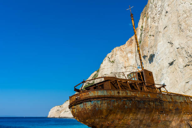 griekenland, zakynthos, stranded magische schipbreuk in de beroemde baai navagio beach - navagio beach stockfoto's en -beelden
