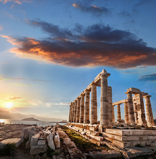 greco tempio di poseidone in grecia, capo sounion - capo sounion foto e immagini stock
