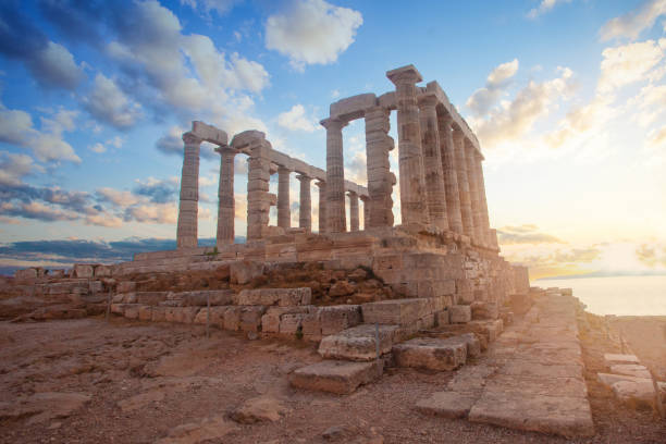 rovine del tempio greco al tramonto. punto di riferimento turistico di attica, sounion, grecia - capo sounion foto e immagini stock