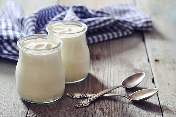 yogur griego en frascos de vidrio - yogurt fotografías e imágenes de stock