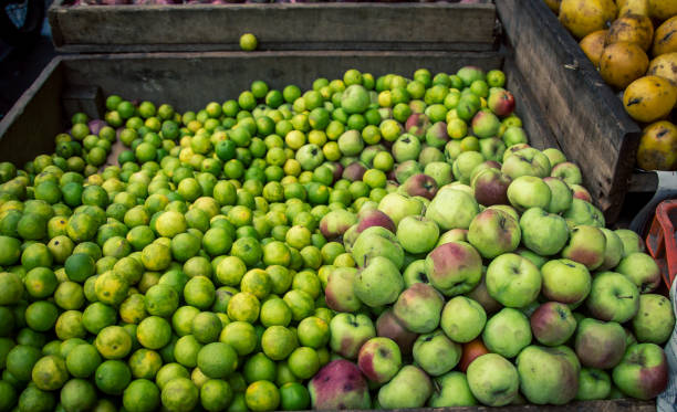 green apple and limes at a market - zl imagens e fotografias de stock