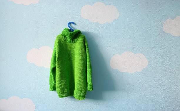 chandail vert pour bébé - mockup vêtement enfants robe photos et images de collection