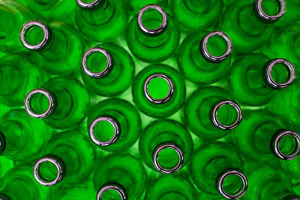frascos de vidro de cor verde com lavagem para reciclagem - empty beer bottle imagens e fotografias de stock