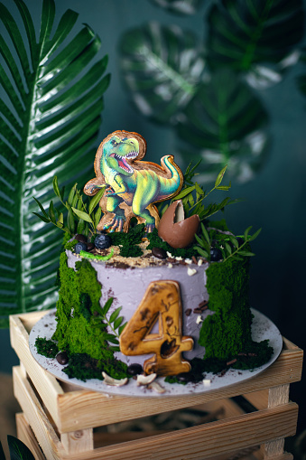✓ Imagen de Torta de fiesta blanco para niños decorado con dinosaurios en  la selva de Jurásico período. Postres de ideas concepto para niños  Fotografía de Stock