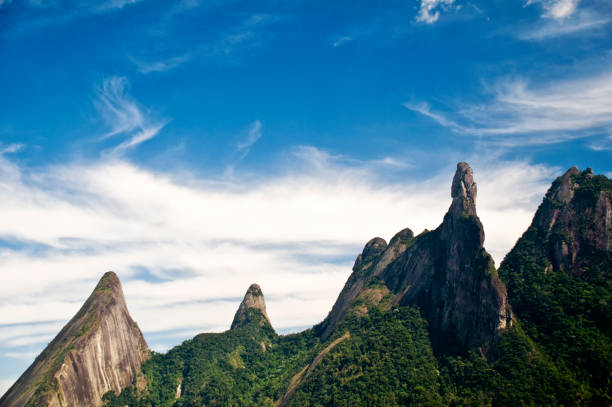 зеленые холмы - тропический лес - горы петрополис - дедо-де-деус - классическая гора для скалолазания - martinelli стоковые фото и изображения