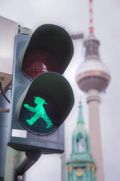 grüne zu fuß mann (ampelmann) in berlin - ampelmann stock-fotos und bilder