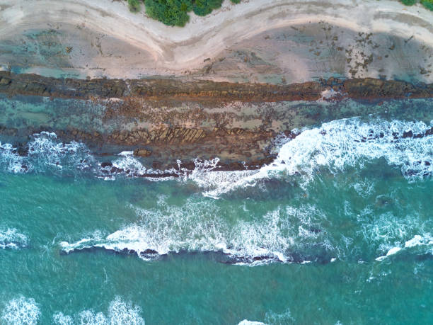зеленая вода попала со скалами пляж - digne стоковые фото и изображения