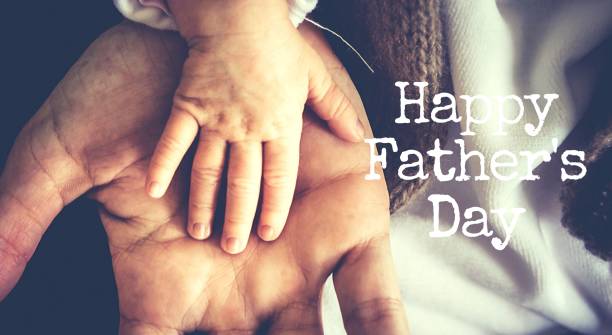 grußkarte für happy fathers day mit mannssachen drauf - vatertag stock-fotos und bilder
