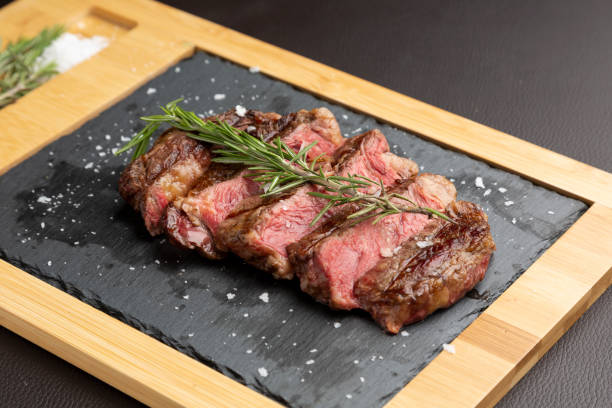 gegrilde argentijnse beef chorizo steak. - chorizo stockfoto's en -beelden