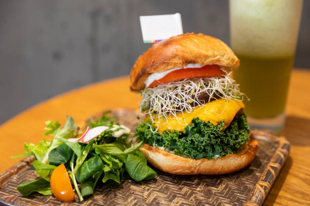 grillad protobello mushrrom vegan beef burger med melon slush - mushrrom bildbanksfoton och bilder