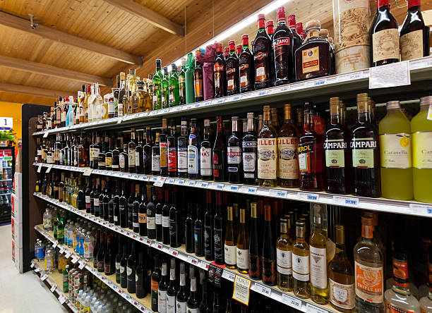 negozio di generi alimentari alcolici reparto - alchol foto e immagini stock