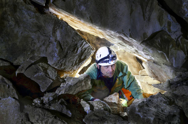 grotta gis - höhlenklettern stock-fotos und bilder
