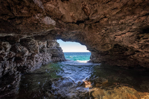 Grotto at Bruce peninsula national park See view from grotto cave bruce peninsula national park stock pictures, royalty-free photos & images