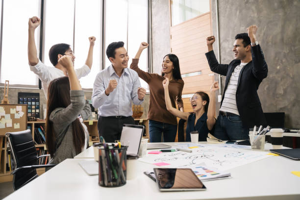 groep aziatische team creatieve zakenmensen blij om succesvol te zijn partnership teamwork concept - hogeschool rood samen stockfoto's en -beelden