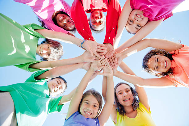 grupo de niños en un círculo - children hands together fotografías e imágenes de stock