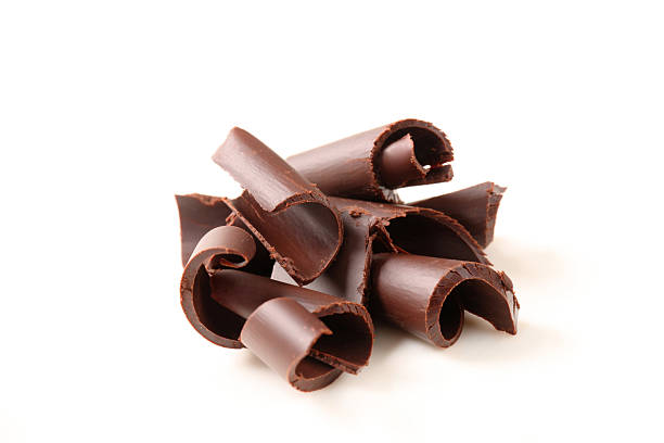 schokoladen-curls, isoliert auf weiss - schokolade stock-fotos und bilder