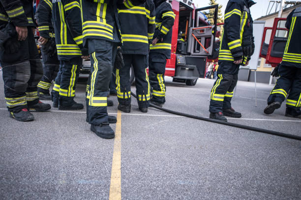 groep brandweerlieden benen close-up - brandvertragende\ stockfoto's en -beelden