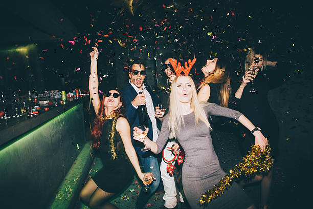 группа друзей, веселясь в клубе - happy new year стоковые фото и изображения