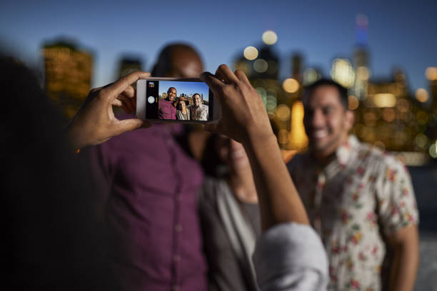 sekelompok teman berpose untuk selfie di depan cakrawala manhattan - fotografi citra potret stok, foto, & gambar bebas royalti