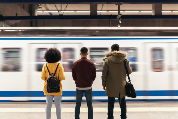 groep vrienden wachten de trein in het platform van metrostation. - openbaar vervoer stockfoto's en -beelden