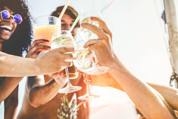groep gelukkige vrienden juichen met tropische cocktails op boot party - jongeren plezier in caribische zee tour - jeugd- en zomer vakantie concept - focus op onderste handen glas - drinken stockfoto's en -beelden