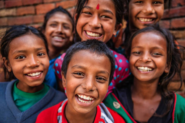 bhaktapur, 카트만두 계곡에서에서 행복 한 네팔 어린이 들의 그룹 - 네팔 뉴스 사진 이미지