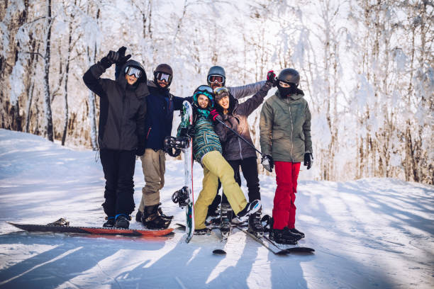 group of happy skiers and snowboarders on a mountain. - snowboard imagens e fotografias de stock