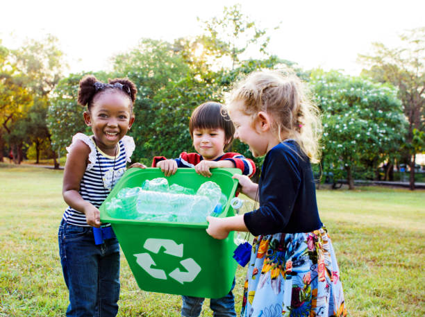 groep kinderen vrijwilliger liefdadigheid schoolomgeving - recycle stockfoto's en -beelden