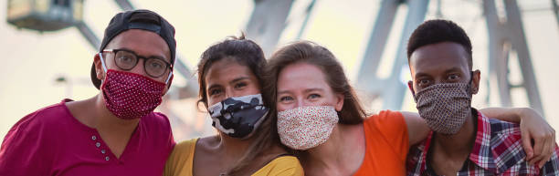 groep multiraciale vrienden die foto met gezichtsmasker nemen op - alleen tieners stockfoto's en -beelden