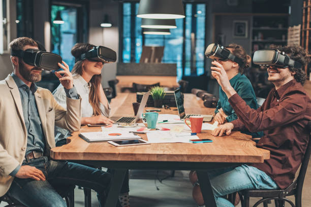 groep mensen genieten van virtuele realiteit technologie - vr meeting stockfoto's en -beelden
