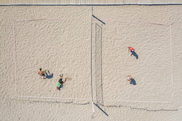 grupo de pessoas jogando beach tennis na praia, vista de drones - beach tennis - fotografias e filmes do acervo