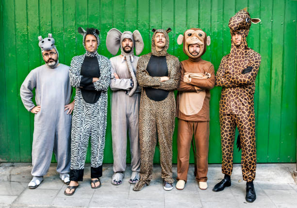 group of people with animal costumes - kostuum stockfoto's en -beelden