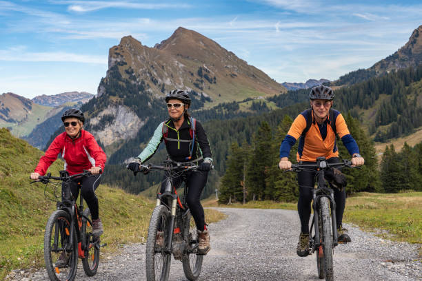 grupa seniorów na elektrycznych rowerach górskich w bregenz wald - wald zdjęcia i obrazy z banku zdjęć