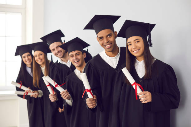 chân dung nhóm sinh viên tốt nghiệp đại học đa sắc tộc hạnh phúc cầm bằng tốt nghiệp và mỉm cười - study abroad hình ảnh sẵn có, bức ảnh & hình ảnh trả phí bản quyền một lần