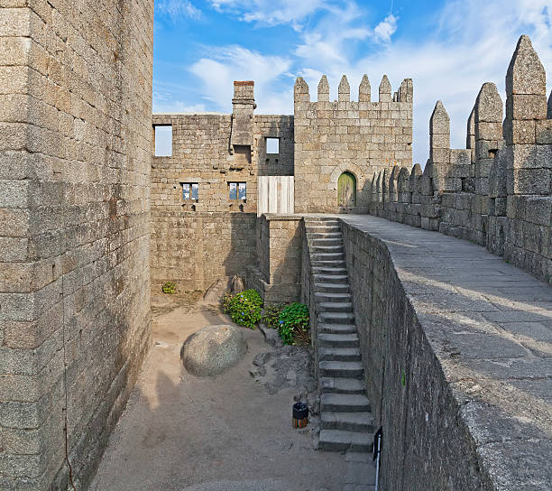 guimarães castelo interior, o mais famoso castelo em portugal - guimarães imagens e fotografias de stock