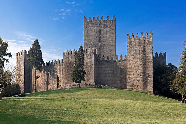 guimarães castle, o mais famoso castelo em portugal - guimarães imagens e fotografias de stock