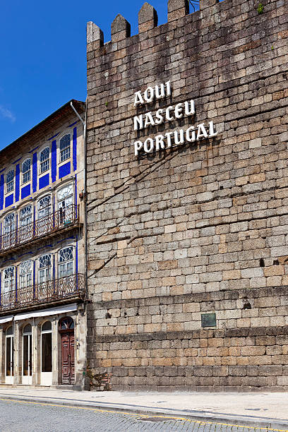 guimarães castelo de parede com a inscrição aqui nasceu portugal - guimarães imagens e fotografias de stock