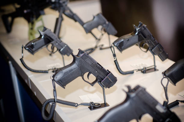 pistool display stands - vuurwapen stockfoto's en -beelden