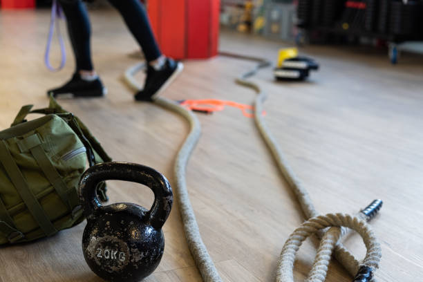 fitnessapparatuur voor bootcamp en uit te werken. kettle bell, rope, sandbag in de gymzaal. - bootcamp stockfoto's en -beelden