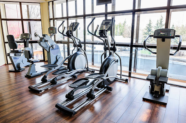 Gym interior with many treadmill machines Set of treadmills staying in line in the gym exercise machine stock pictures, royalty-free photos & images