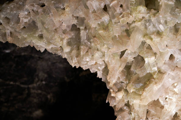gipskristalle in einer höhle - tropfsteinhöhle stalagmiten stock-fotos und bilder