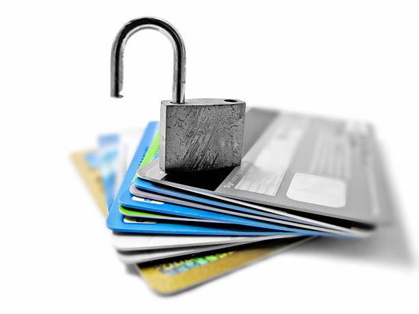 concepto de identidad no segura y no segura hackeada y vulnerable y concepto de robo financiero - pile of credit cards fotografías e imágenes de stock