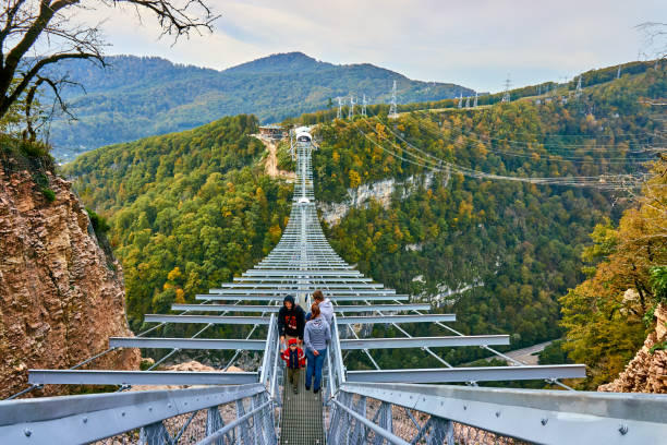 skypark aj hackett sochi se encuentra en el parque nacional de sochi. la pasarela de suspensión más largo del mundo - príncipe jorge de cambridge fotografías e imágenes de stock