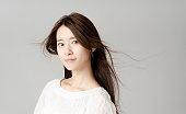 若いアジアの女の子のヘアケアコンセプト。