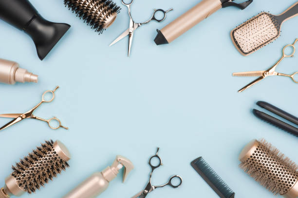 utensili e accessori per il taglio dei capelli su sfondo blu con spazio - parrucchiere foto e immagini stock